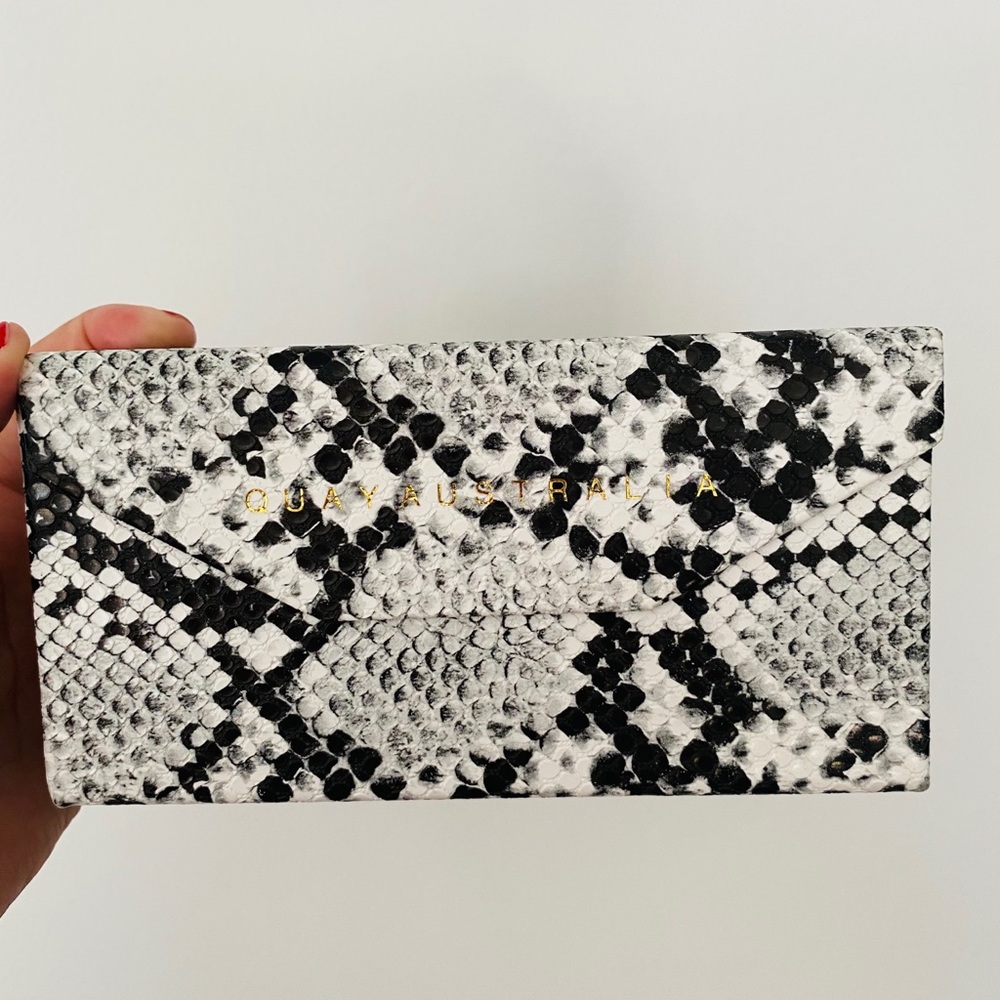 Quay Australia never used 4 piece sunglass case